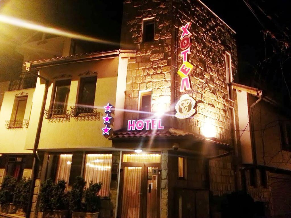 Family Hotel Silvestar เวลีคอเทอร์โนโว ภายนอก รูปภาพ